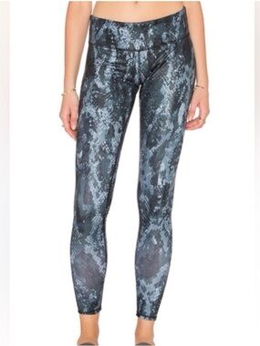 Alo Yoga Airbrush Snake Print High Waisted Leggings Gray Black Size S